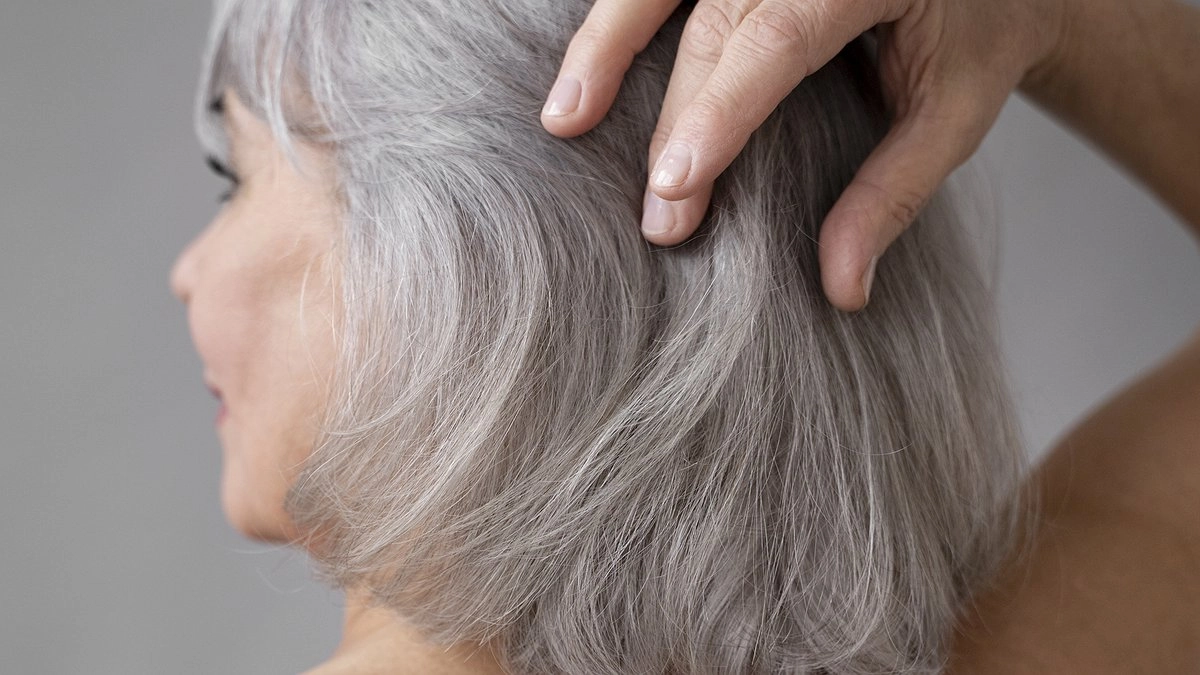 Главная картинка новости: Три ложки в стакан кефира — и на седину: волосы нальются цветом, а пряди — здоровьем