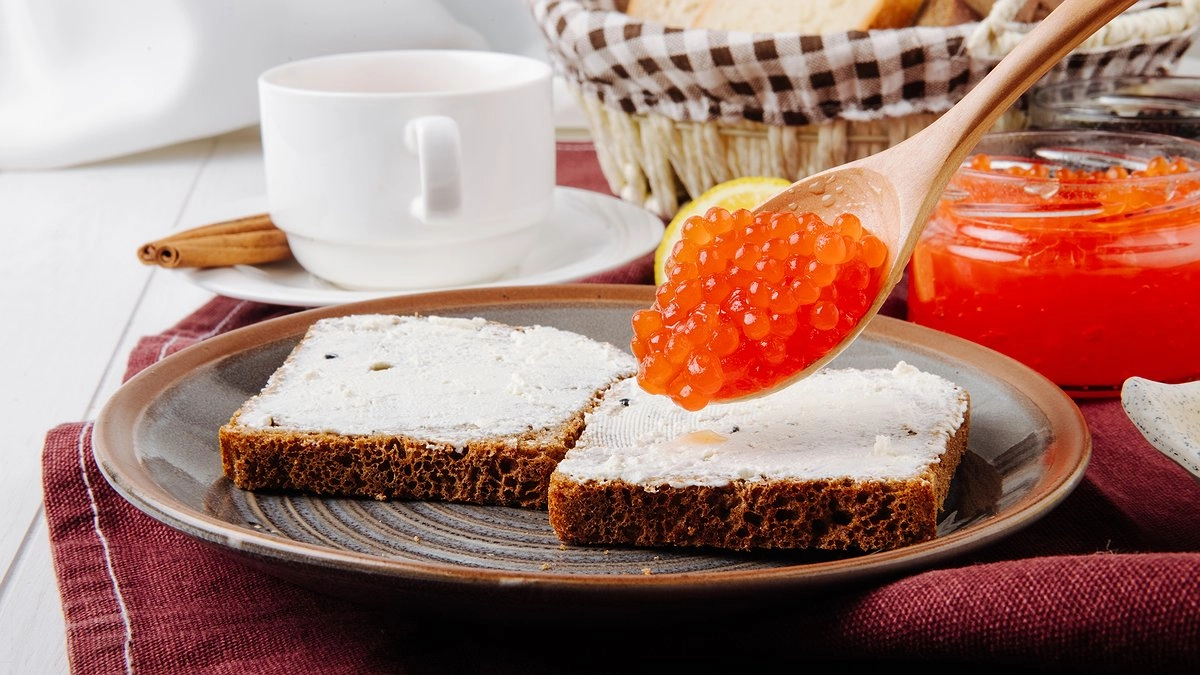 Главная картинка новости: Сливочная, горькая и сладкая: чем отличается красная икра разных рыб и как сделать правильный выбор