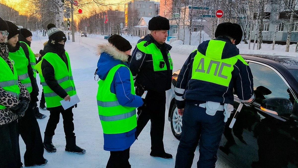 Главная картинка новости: В Усинске школьники и инспекторы напомнили водителям о важности соблюдения ПДД