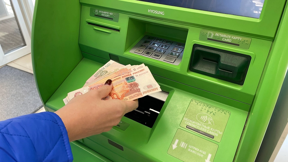 Главная картинка новости: Теперь будет запрещено: в России с 12 мая вводятся новые правила на снятие наличных с банковских карт - чего ждать пользователям