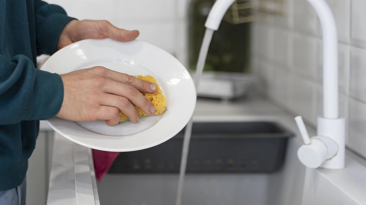 Хватит на 3000 тарелок, стоит копейки: Роскачество назвало эффективное средство для мытья посуды