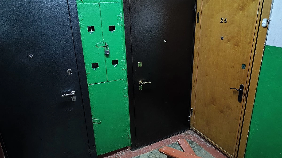 Главная картинка новости: Усинские спасатели вскрыли квартиру из-за жалоб на неприятный запах