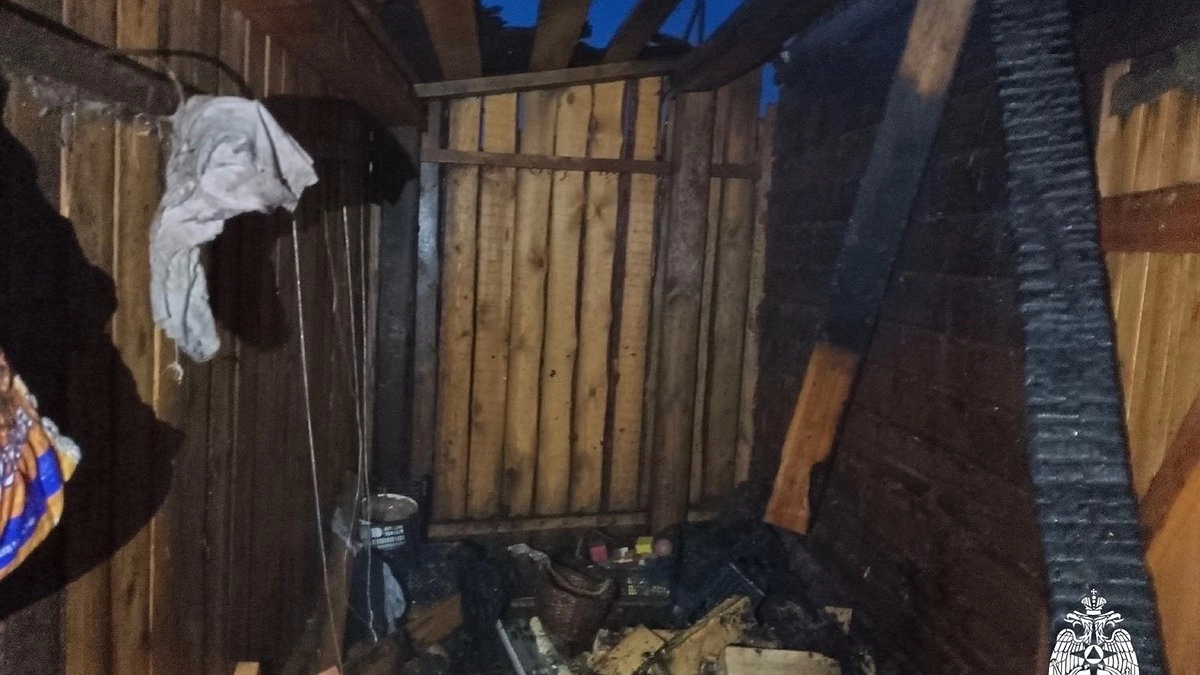 Главная картинка новости: В Коми 5 огнеборцев тушили пожар в бане