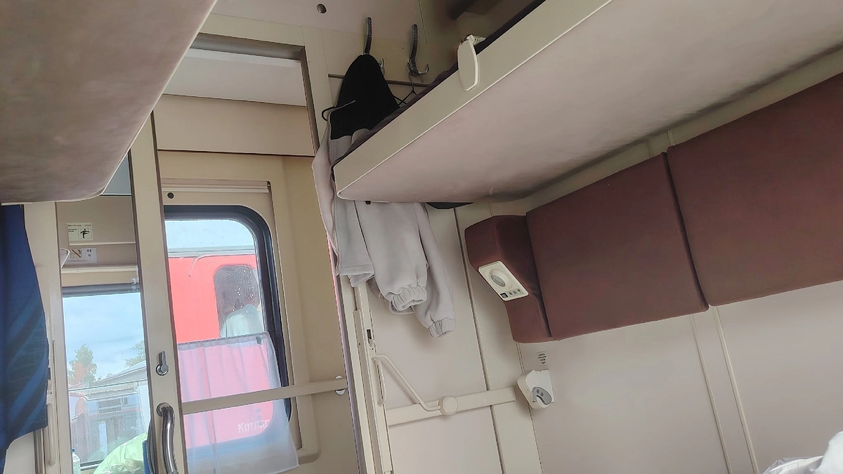 Главная картинка новости: Соседи не дали убрать багаж под полку, а сверху места не было. РЖД, быстрее меняйте правила!