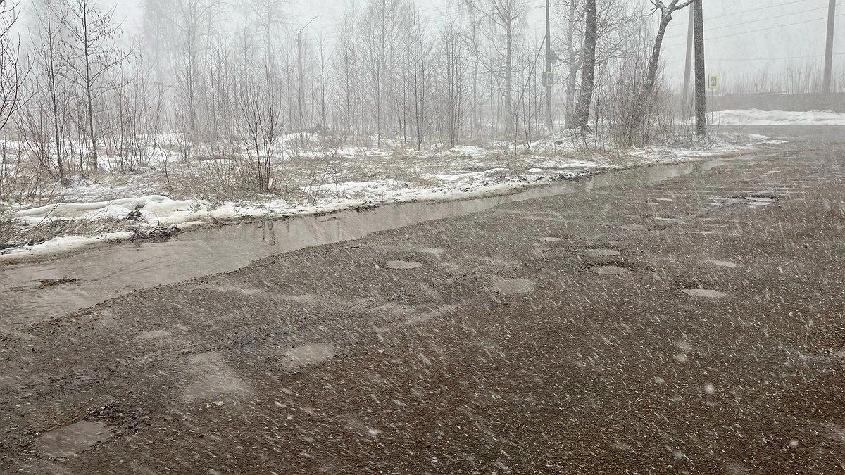 Главная картинка новости: В Усинске устраняют подтопление двора из-за утечки на теплотрассе