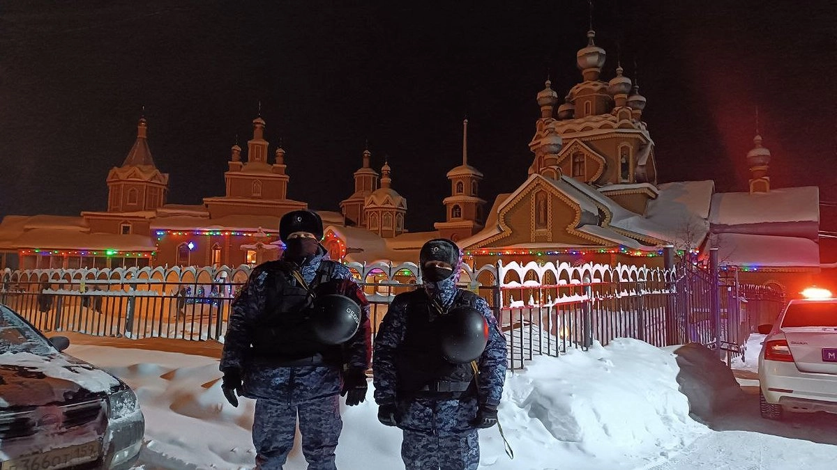 Главная картинка новости: Рождественские службы в Коми прошли под усиленной охраной без происшествий