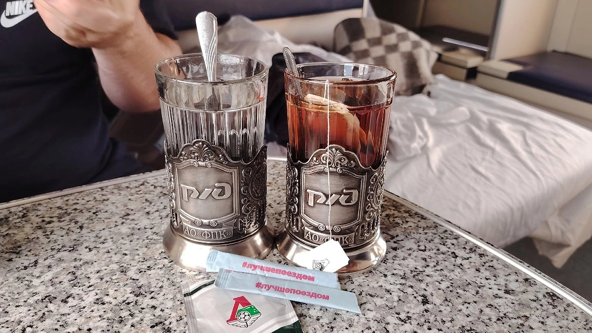 Главная картинка новости: В поезде до Адлера семья просто заняла моё купе и сказала: — Мы с детьми, нам нужнее 