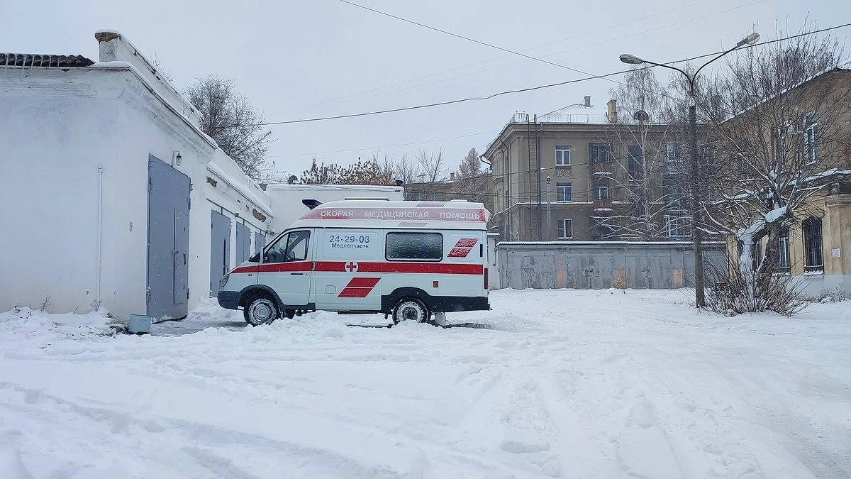 Главная картинка новости: В Коми спасатели помогли госпитализировать тяжелую пациентку