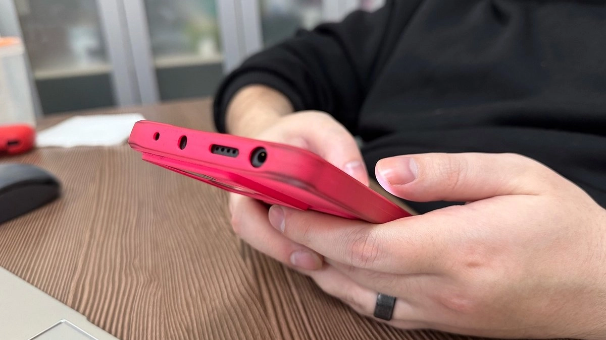 В службу 112 позвонил мужчина и попросил послушать его песню