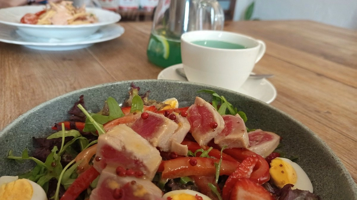 Главная картинка новости: В Коми выявили нарушения в кафе при использовании продукции без подтверждающих документов