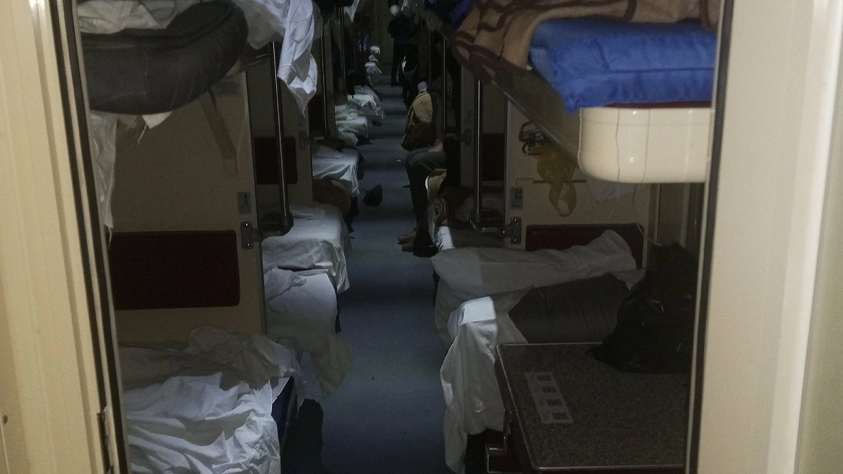 Главная картинка новости: Всегда беру 38-ое место в поезде: ушлые путешественники поделились лайфхаком - почему многие выбирают верхнюю боковую у туалета