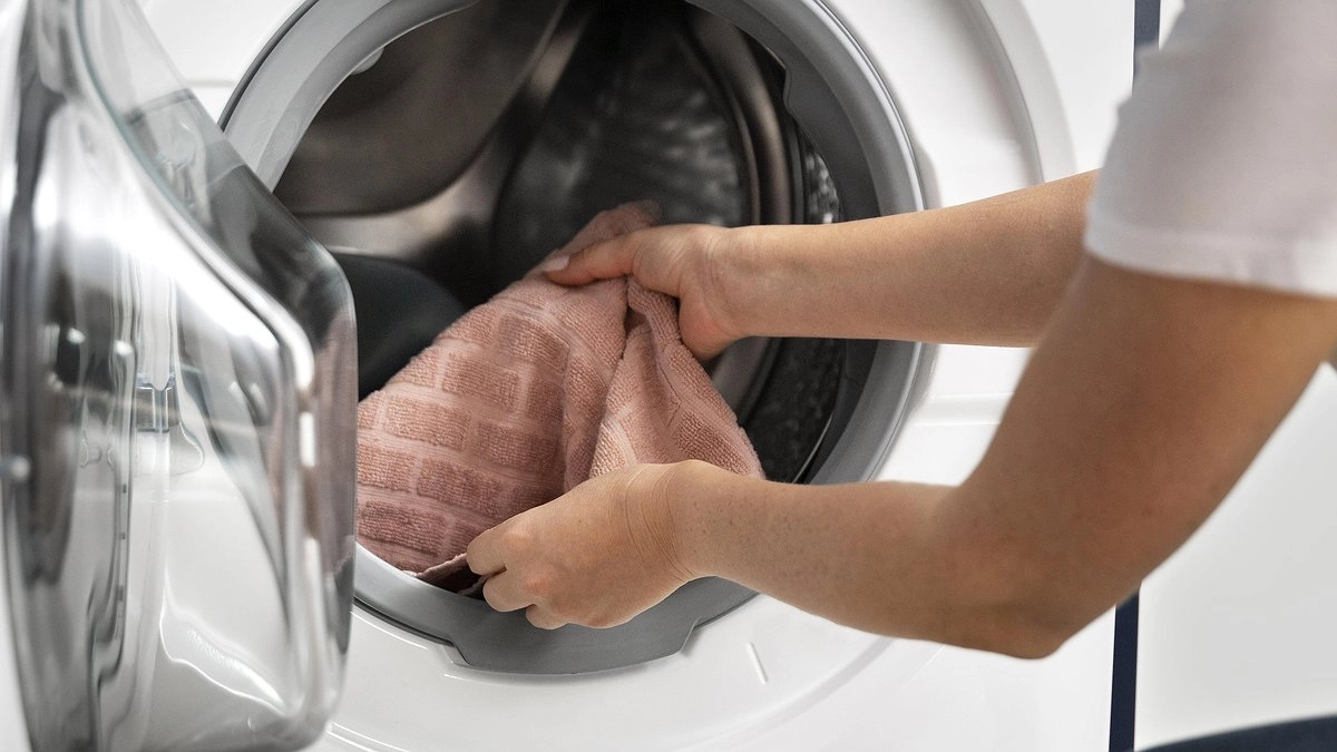 Главная картинка новости: Стиралка больше не ходит ходуном по ванной: делюсь одной хитростью — научил бывалый сантехник