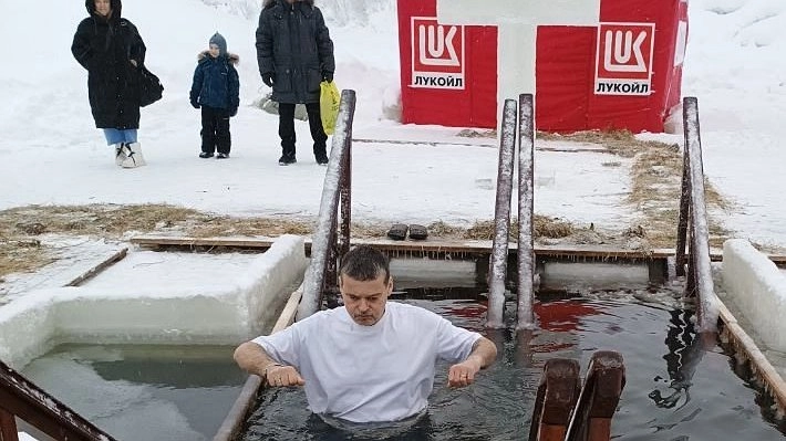 Главная картинка новости: Сотрудники Усинской ЦРБ отметили Крещение омовением в купели