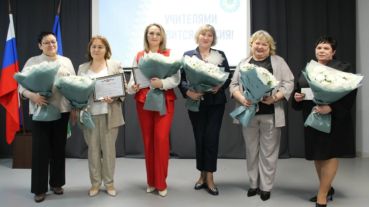 В Усинске отметили наградами педагогов за многолетний вклад в образование