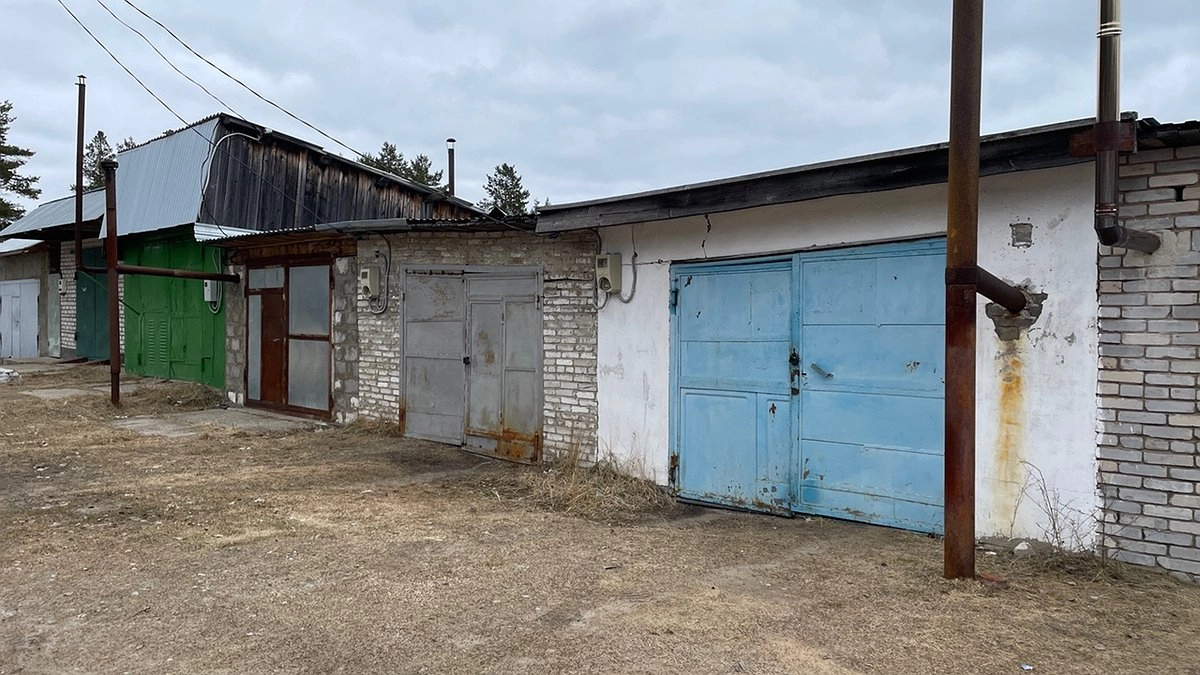 В Коми подростки ремонтировали велосипед в чужом гараже и повредили автомобиль