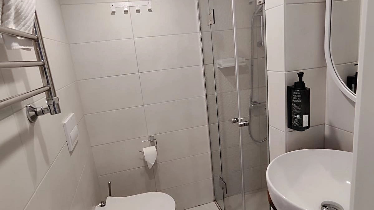 Главная картинка новости: Три капли на салфетку — и унитаз сияет даже в темноте: ни ржавчины, ни мочевого камня — даже усилий прикладывать не нужно