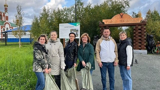 Главная картинка новости: В Усинске сотрудники ЖКХ приняли участие в экологическом субботнике