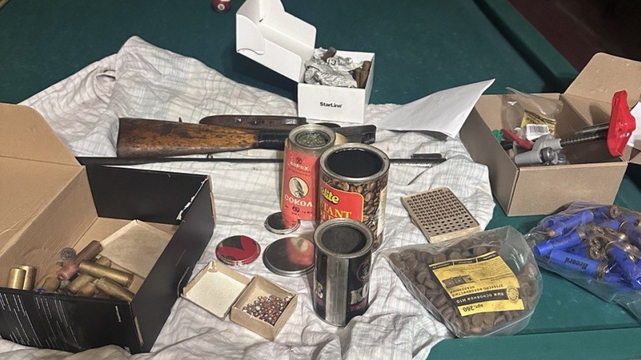 Главная картинка новости: Полицейские обнаружили порох, патроны и ружье в гараже жителя Коми