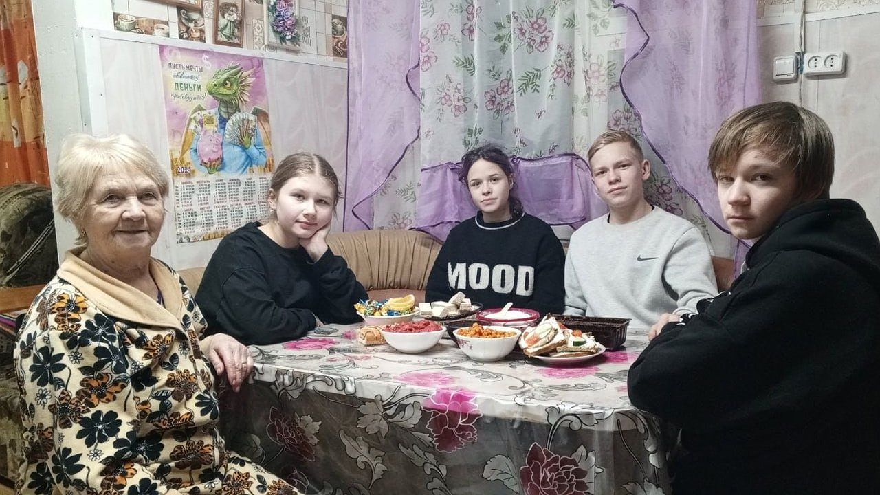 Главная картинка новости: Как юные добровольцы меняют жизни в Усинске