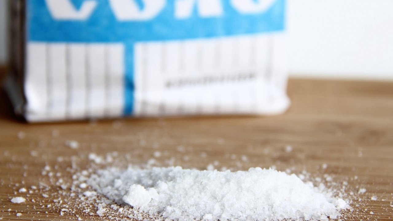 Главная картинка новости: Одна химия, а не соль: Роскачество обнаружило 5 брендов поваренной соли, которые не стоит брать даже по скидке