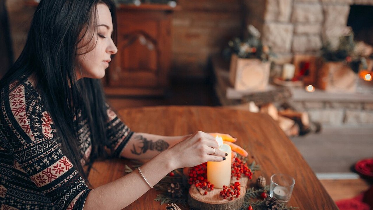 Главная картинка новости: В России появилась новая мода на новогодние корпоративы: вызывают гадалок