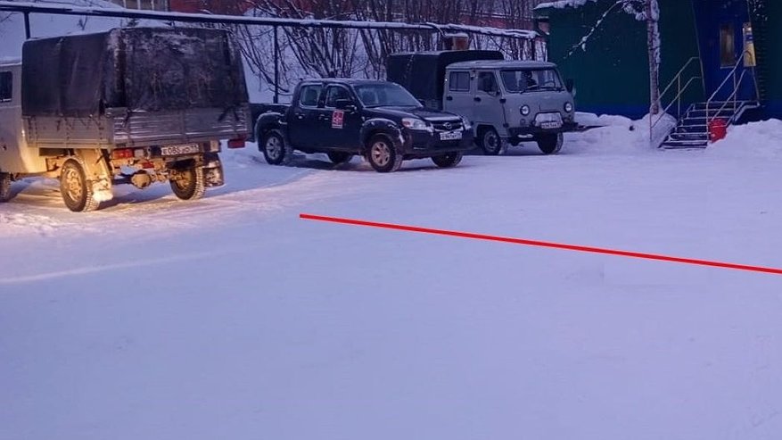 Главная картинка новости: В Усинске водитель УАЗа не заметил пешехода позади машины