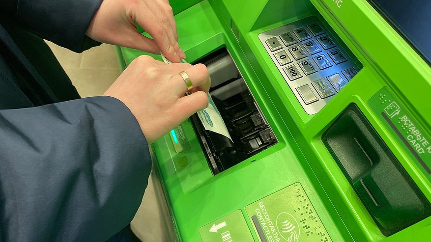 Главная картинка новости: «Теперь это будет запрещено». Всех, кто снимает деньги с банковских карт, ждет сюрприз с 20 декабря