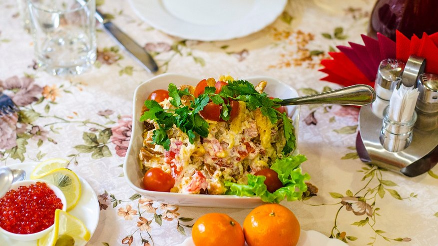 Главная картинка новости: За десять месяцев 2024 года жители Коми потратили в ресторанах и барах 13,8 млрд рублей