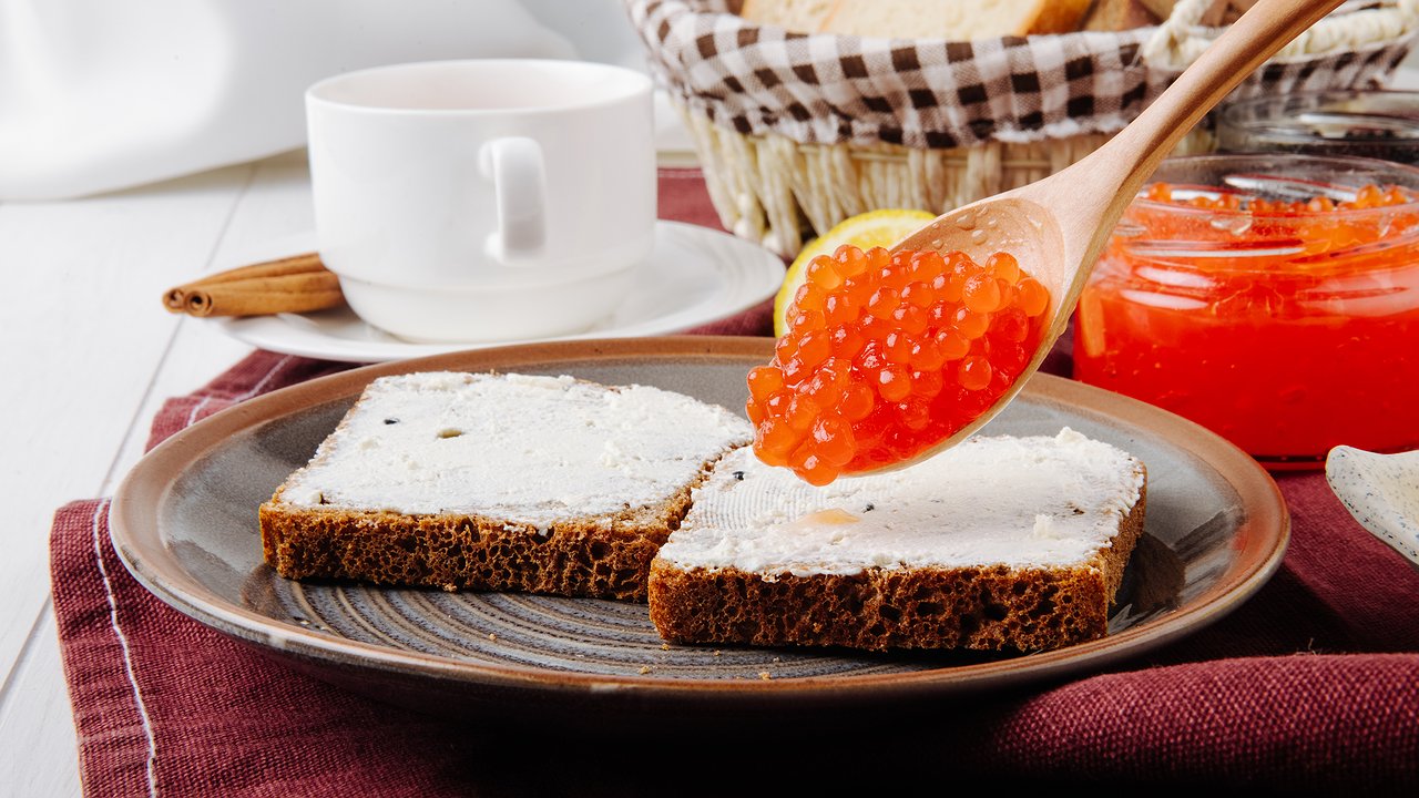 Главная картинка новости: Сливочная, горькая и сладкая: чем отличается красная икра разных рыб и как сделать правильный выбор