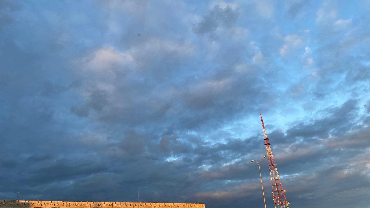 Главная картинка новости: В Коми снова поднимут тарифы на вертолёты