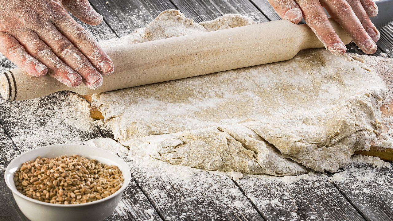 Главная картинка новости: Самая новогодняя закуска: елка из шариков из слоеного теста с начинкой из сыра — обязательно попробуйте!