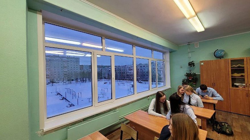 Главная картинка новости: В пятой школе Усинска началась замена окон