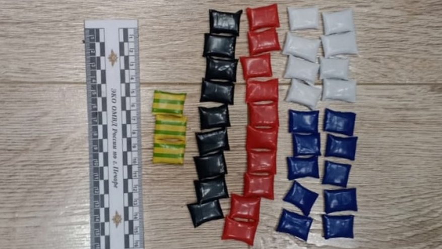 Главная картинка новости: В Коми сотрудники полиции уличили местного жителя в покушении на сбыт крупной партии гашиша