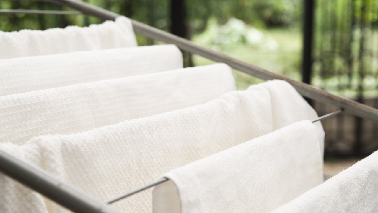 Главная картинка новости: Даже самые засаленные кухонные полотенца обретут бархатистость - добавьте 2 ложки в барабан