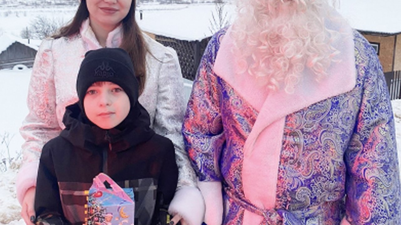 Главная картинка новости: Полицейский Дед Мороз и Снегурочка подарили радость детям Коми