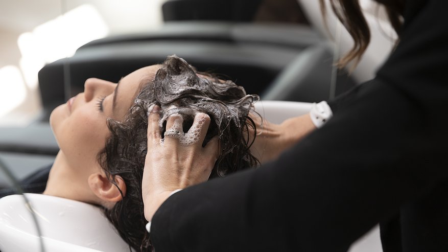 Главная картинка новости: Вмешайте 2-3 капли в шампунь: корни волос остаются чистыми по 5 дней – способ на январь