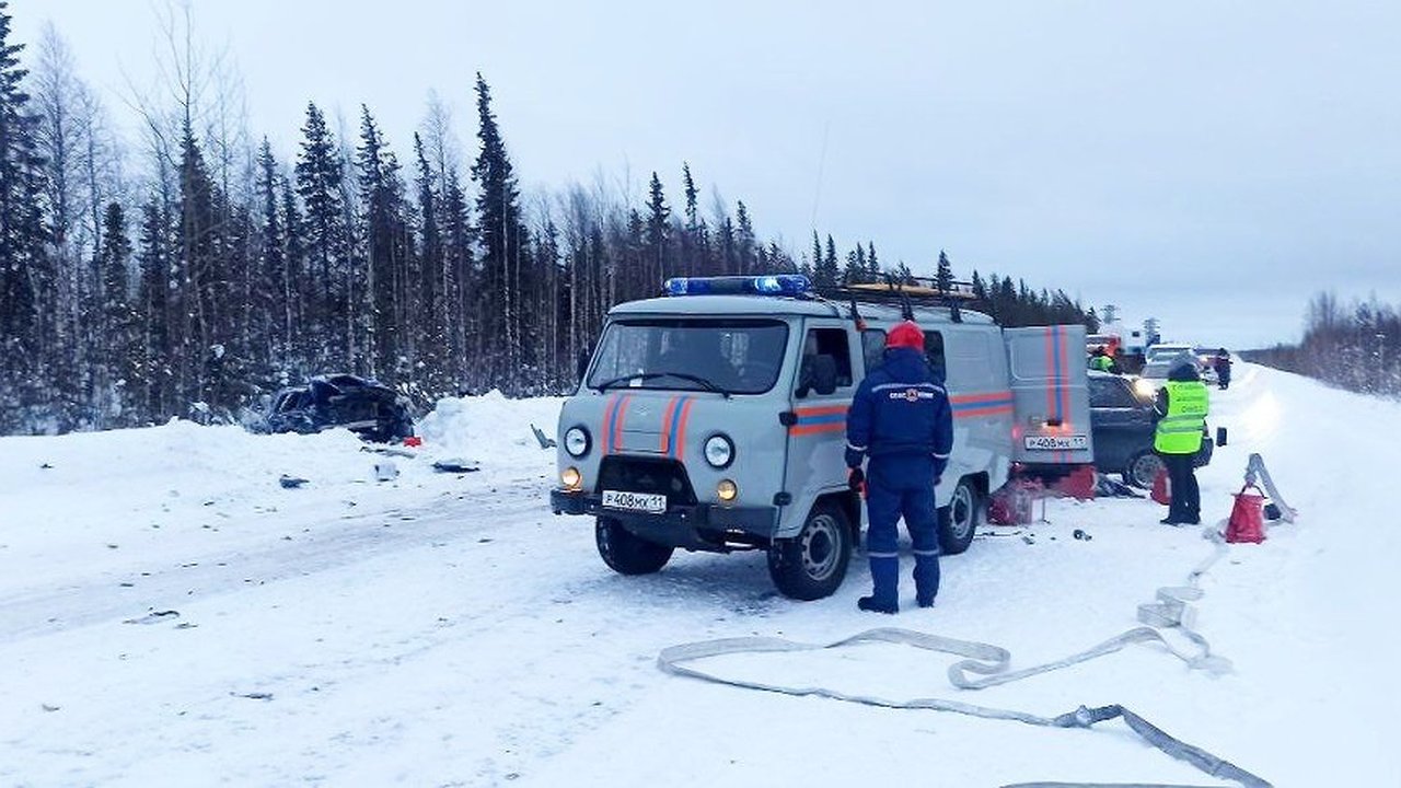 Главная картинка новости: Трагедия на подъезде к Усинску: два человека погибли в лобовом столкновении  