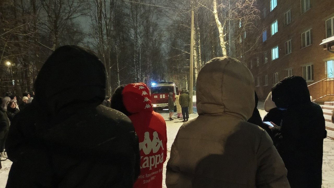 Главная картинка новости: В Коми петарды влетели в окна жилого дома