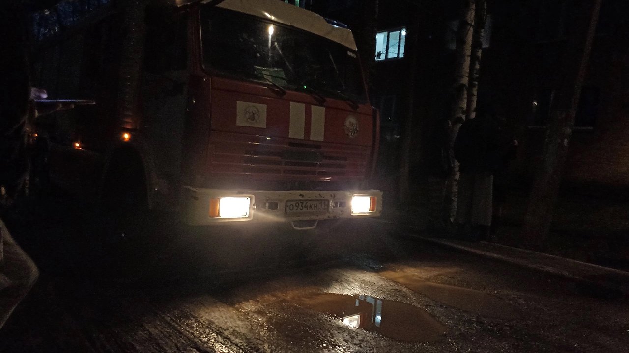 Главная картинка новости: В Коми из горящего дома эвакуировались 30 человек