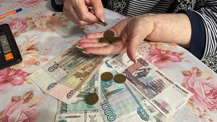 Главная картинка новости: Пенсионеры получили на карточку долгожданную новогоднюю выплату с 4 нулями - кто не попал в эти списки