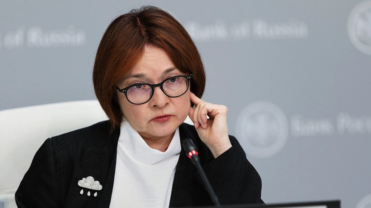 Главная картинка новости: «У нас нет выхода, держитесь»: Набиуллина предупредила россиян, имеющих вклады и кредиты