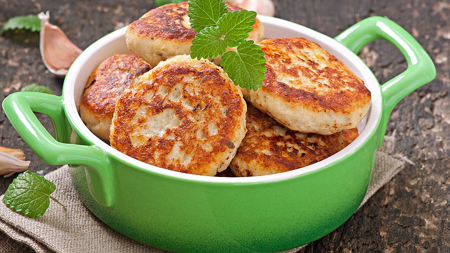 Главная картинка новости: Чтобы котлеты таяли во рту, бабушка посоветовала добавлять в фарш особый ингредиент: готовлю только так