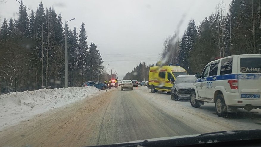 Главная картинка новости: В столице Коми произошла авария с несколькими автомобилями