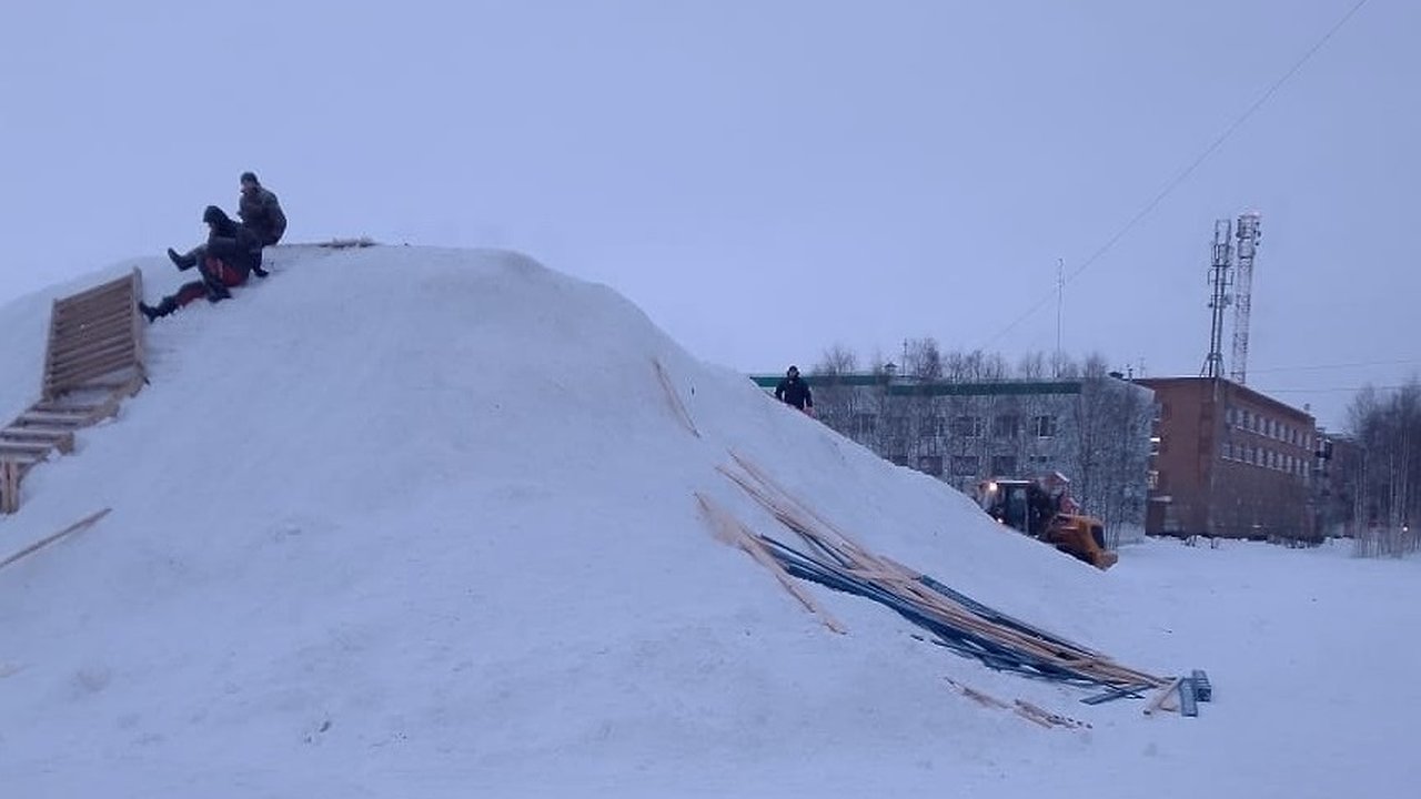 Главная картинка новости: В Коми начали разбирать новогоднюю горку