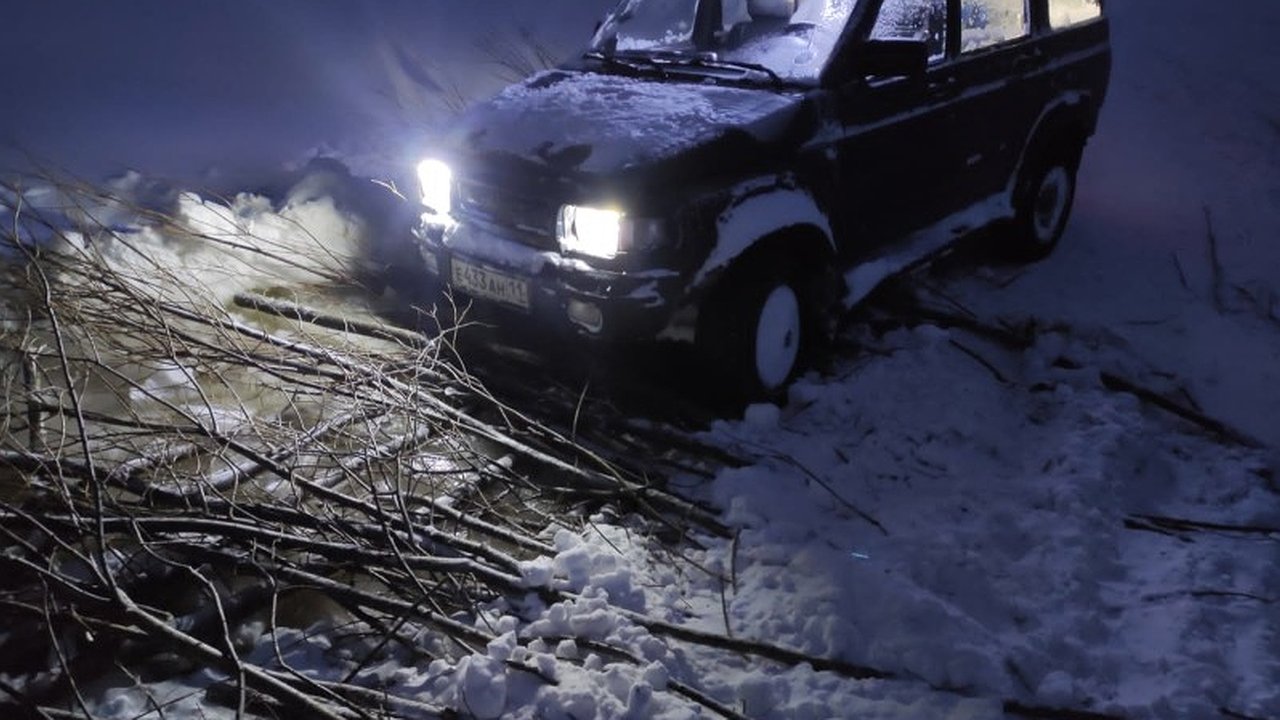 Главная картинка новости: Под Усинском три "Бурана" вытаскивали автомобиль из промоины на зимней переправе