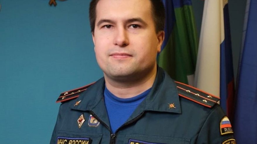 Главная картинка новости: В Коми дознаватель МЧС спас мужчину из горящей квартиры