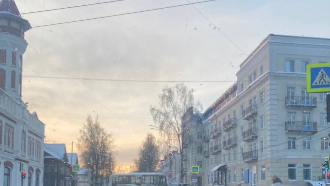 Главная картинка новости: В столице Коми ПАЗ столкнулся с иномаркой