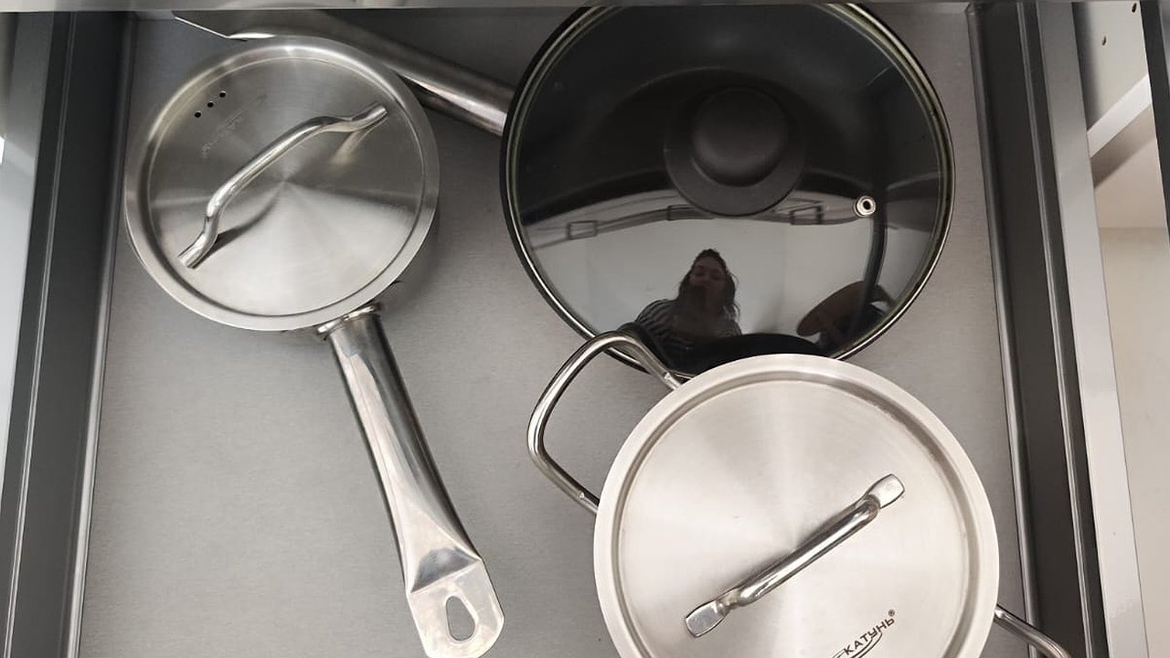 Главная картинка новости: 1 ложка — и стеклянные крышки от кастрюль станут чище новых: ни следа налета или жира