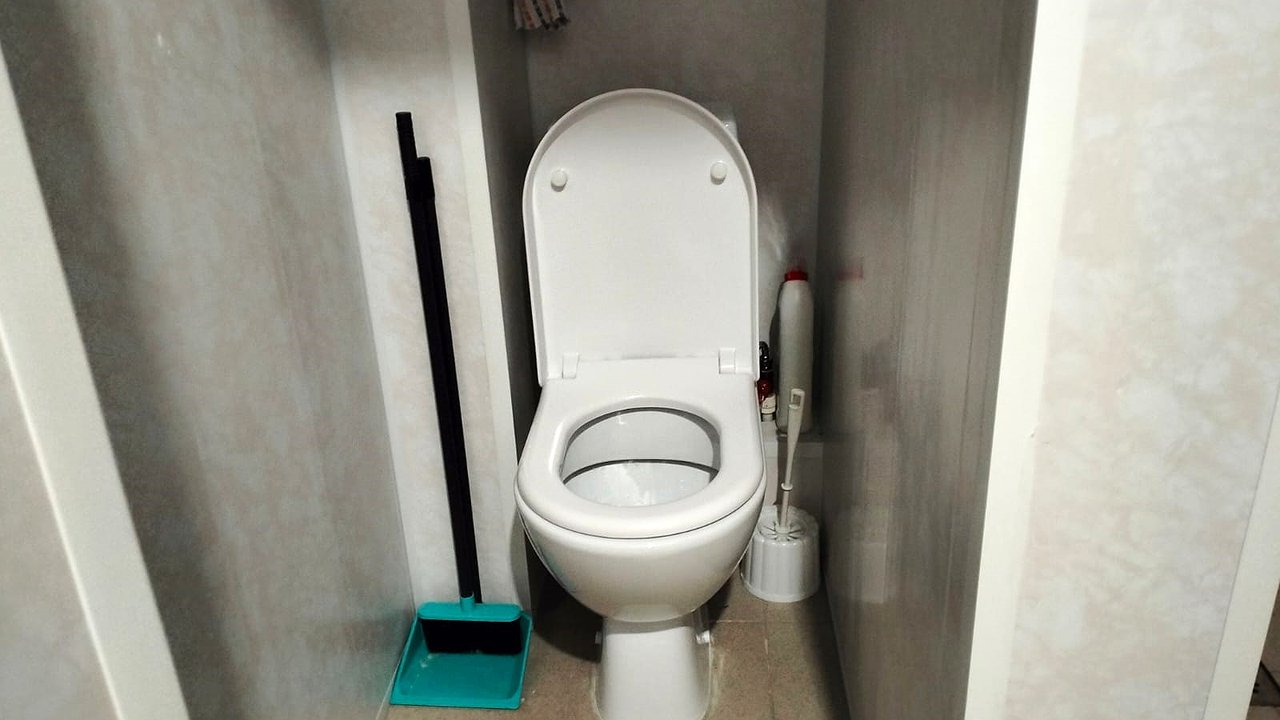 Главная картинка новости: 3 ложки на 2 стакана — и унитаз сияет чистотой: ни следа мочевого камня или ржавчины — лайфхак