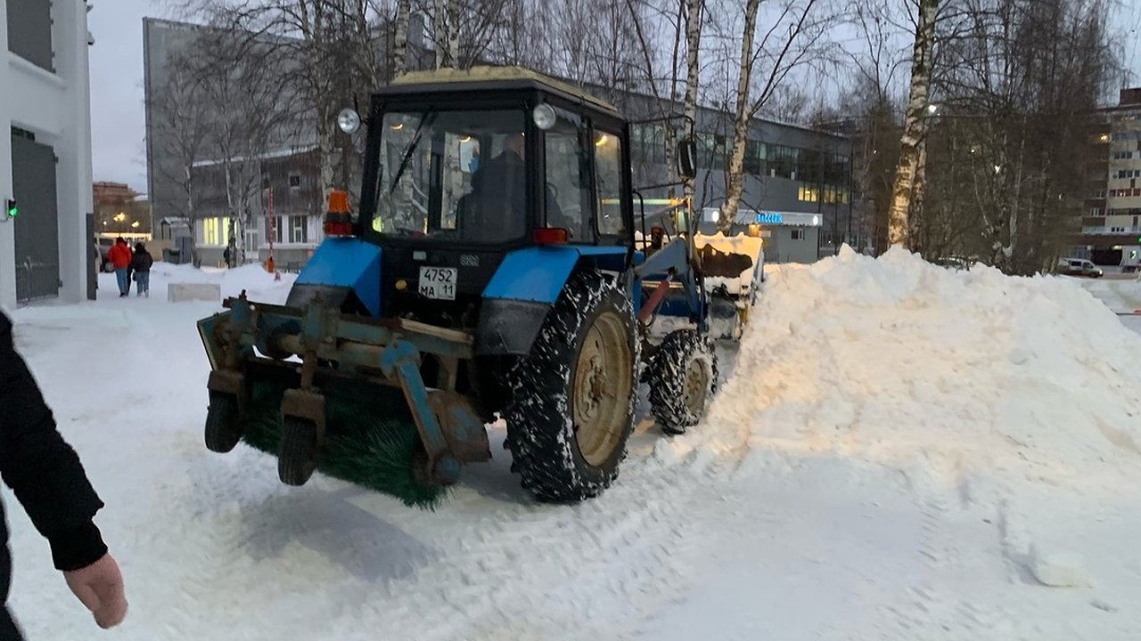Главная картинка новости: Николай Такаев призвал предпринимателей очистить территории от снега и наледи
